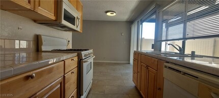 Building Photo - 1420 E Vegas Valley Dr