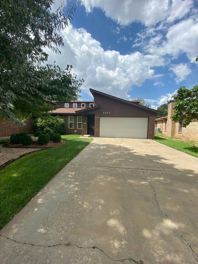 Foto principal - 4470 Ridgecrest Cir