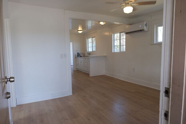 Foto del edificio - 895 E 9th St