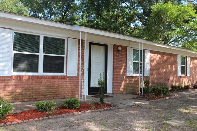 Foto del edificio - Tour Today: Charming 3 Bedroom in South Ty...