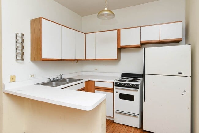 Building Photo - 638 W Barry
