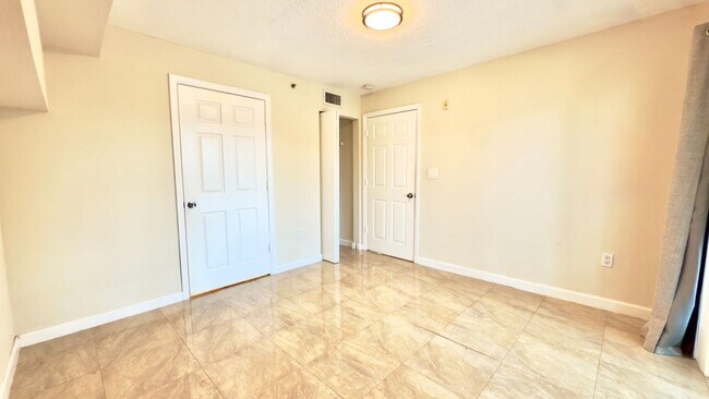 Building Photo - Beachside One Bedroom Condo with Parking a...