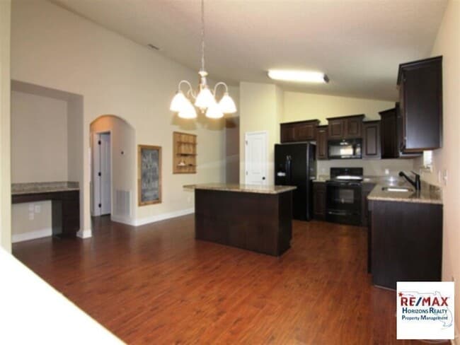 Building Photo - Fabulous move in ready home! Now offing half off 1st months rent!!