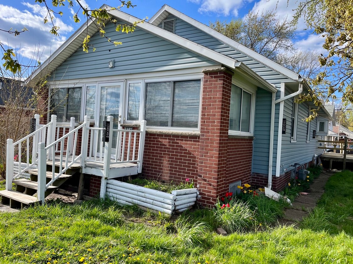 Primary Photo - 1502 W Alexis Rd