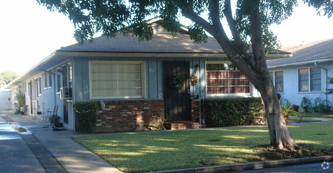 Building Photo - 341-355 E School St