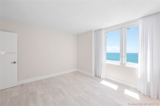Building Photo - 2301 Collins Ave