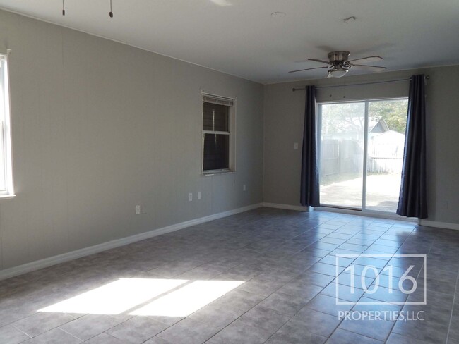 Spacious living room - 1512 Maureen Ave