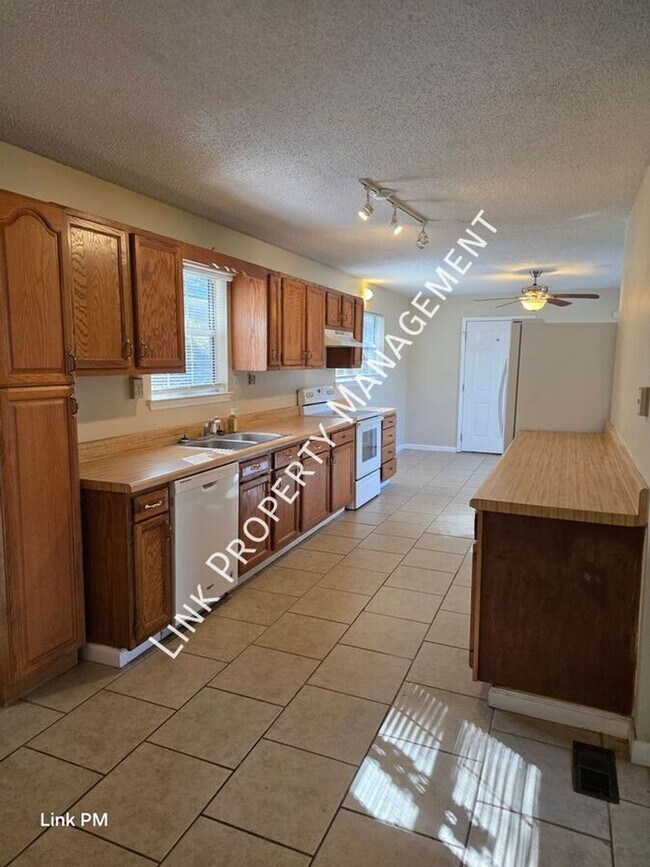 Building Photo - Don't Miss this 3/2 in Harrison with 4 car garage extra room and shop space