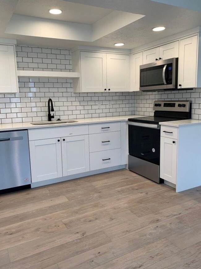 Building Photo - Beautiful Updated 2 Bed 1 Bath Condo for R...