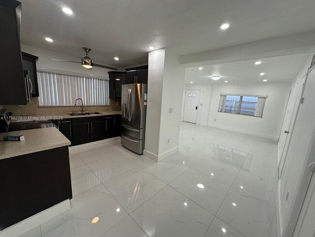 Building Photo - 215 W 44th St