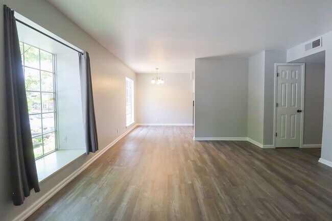 Building Photo - 2 Bed / 1 Bath Condo in Central Tulsa!