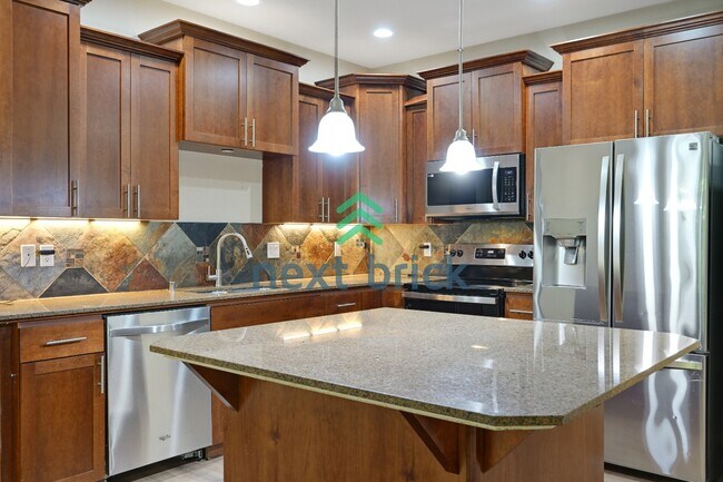 Foto del edificio - "Spacious 4-Bed Townhouse Retreat: 3.5 Baths & 2400 sq ft of Comfort in Auburn, WA!"