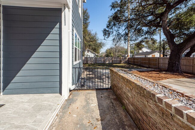 Foto del edificio - 3 BD 2.5 Bath Charming Home