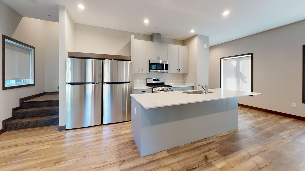 6 bed 3 bath townhome in DINKYTOWN - 6 bed 3  bath townhome in DINKYTOWN