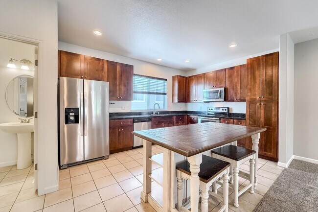 Building Photo - Three Bedroom Condo in Henderson
