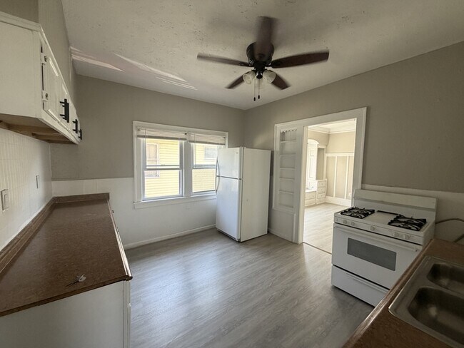 Foto del edificio - 3349 E 125th St