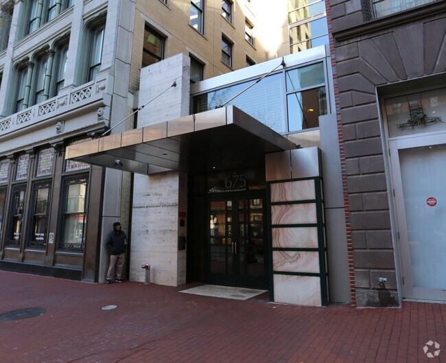 Foto del edificio - 675 E St NW