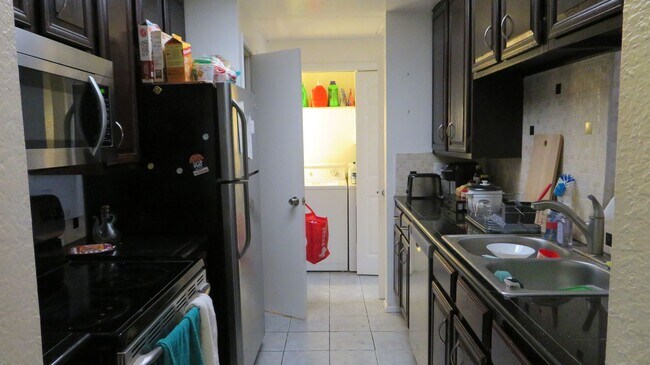Building Photo - Beautiful 2 bed 1 bath condo 3 blocks from UT.