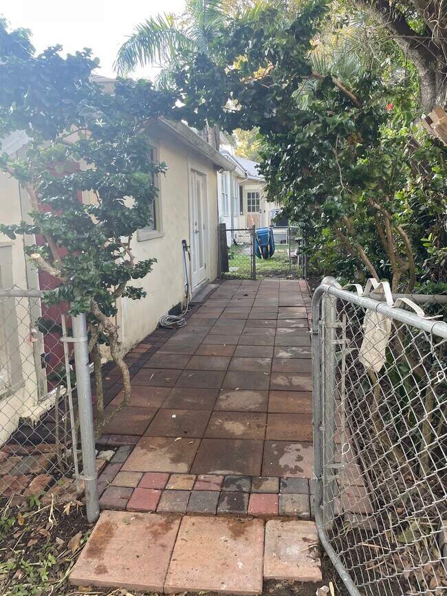 Patio lateral - 2752 Rhode Island Ave