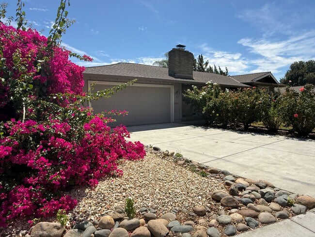Foto del edificio - 6873 Greenhaven Dr