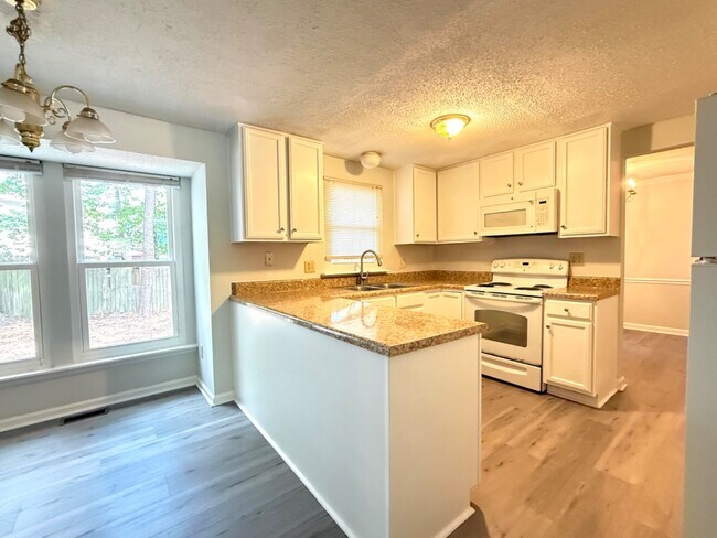 Foto del edificio - 4 Bedroom Single Family Home in Cary - No HOA