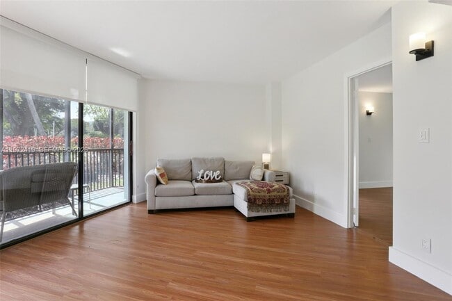 Building Photo - 3101 N Country Club Dr