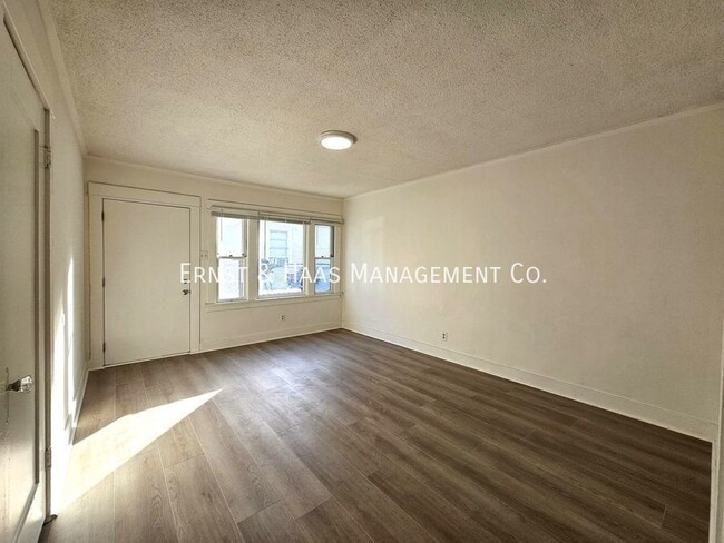 Foto del edificio - Lovely 1 Bedroom Apartment with Fresh Paint!