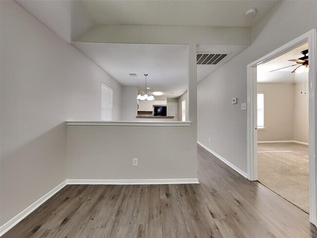 Foto del edificio - 6318 Austinville Dr