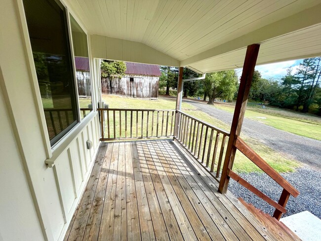 Building Photo - Charming one level home in Sebastopol on a...