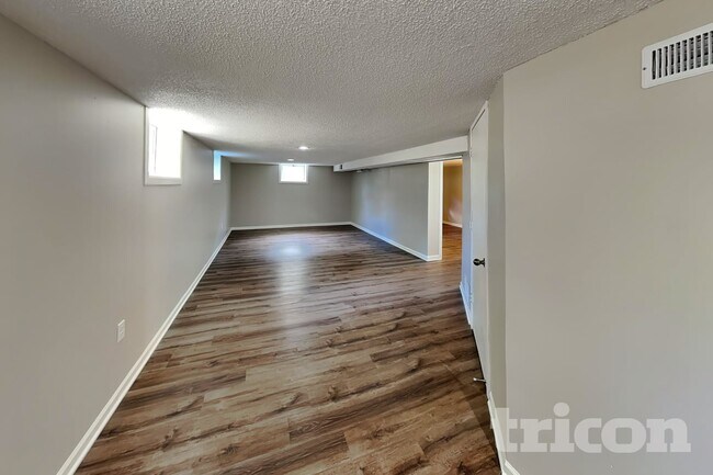 Foto del edificio - 1572 Pullman Ave