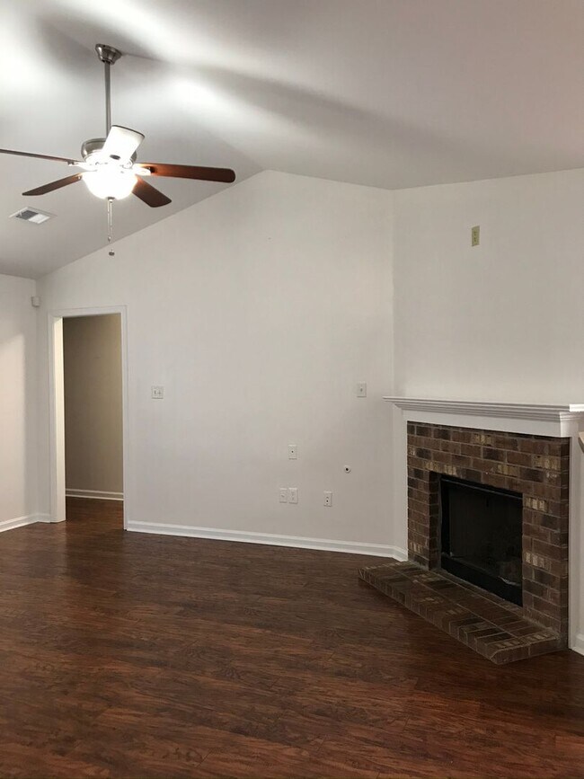 Foto del edificio - LVP FLOORING THROUGHOUT! 4 Bedrooms in Center Hill Elementary, Middle & High School District!