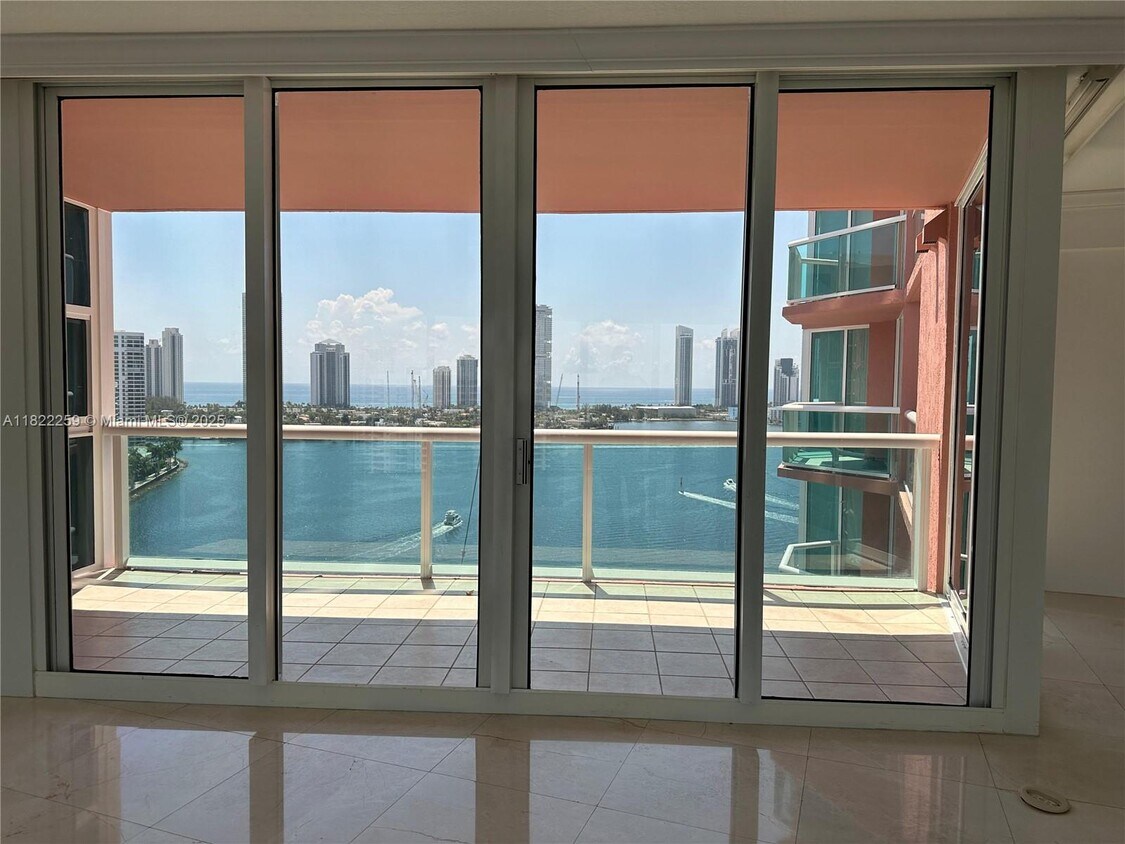 Foto principal - 3370 Hidden Bay Dr