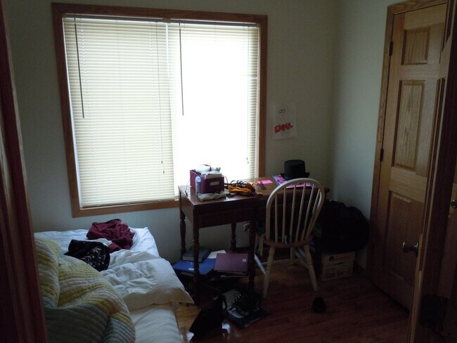 Building Photo - Beautiful 5 Bedroom In Como available Sept...