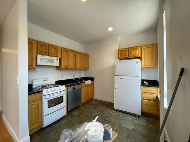 Building Photo - 1565 Lexington Ave