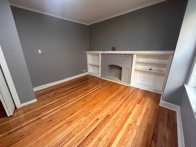 Building Photo - 1028 E Hyde Park Blvd