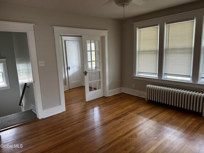 Foto del edificio - 122 Pinewoods Ave