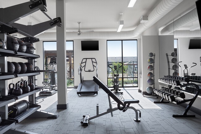 Mantente activo con un gimnasio totalmente equipado en la comodidad de tu hogar. - The Haven