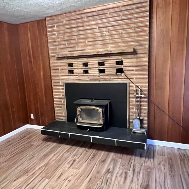 Building Photo - Charming 3 Bedrooom home in quaint town of...