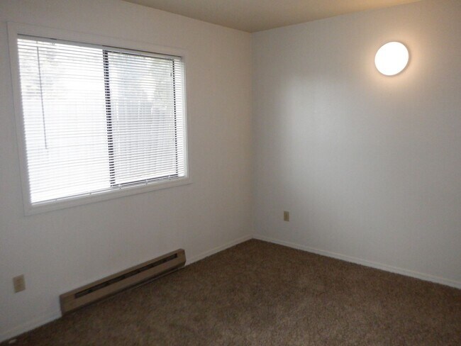 Foto del edificio - 1 Bed/1 Bath Apartment Across Millers Land...