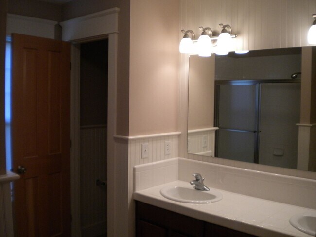 Building Photo - R4492