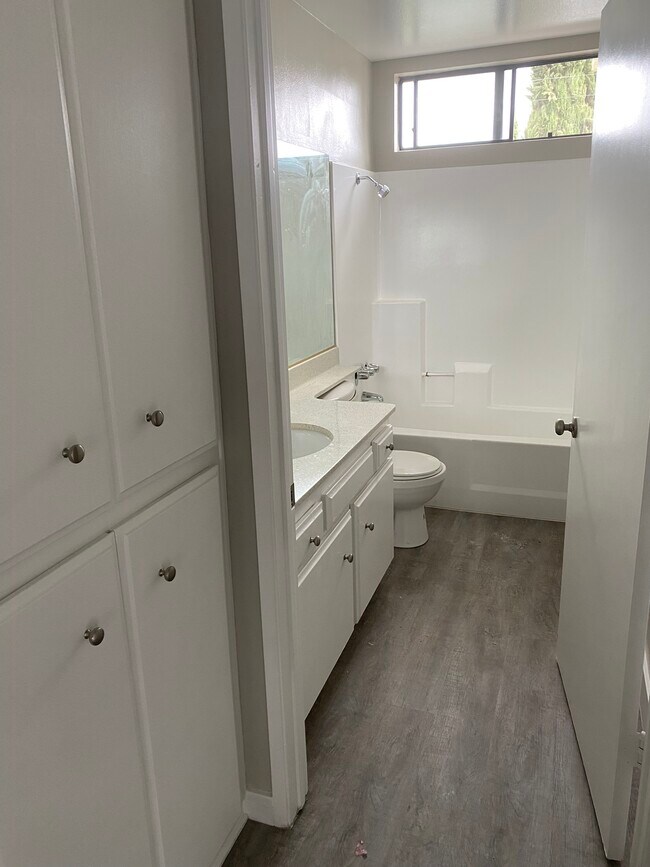 Baño - 12633 Burbank Blvd