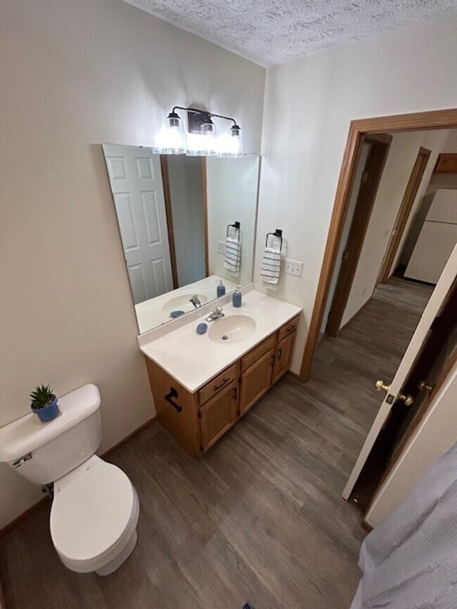 Foto del edificio - Updated Ranch with 2 Bedrooms, 1 Bath, and 1-Car Attached Garage in Troy, Ohio - Your Perfect Hom...