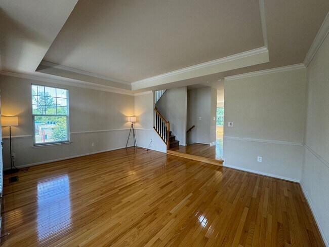 Foto del edificio - Luxurious 3 Bed 2.5 Bath End-Unit Townhome...