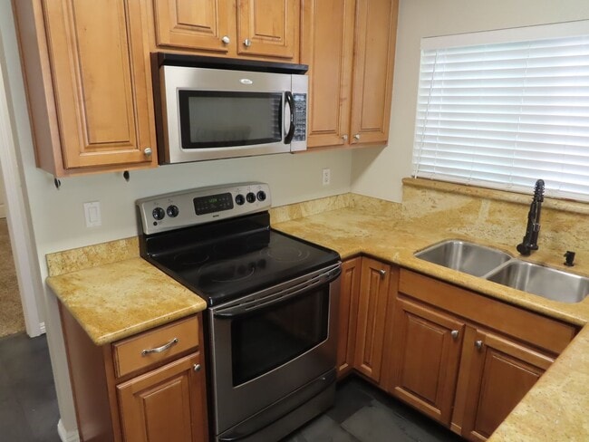 Building Photo - Nicely Updated Two Bedroom Condo with In-U...