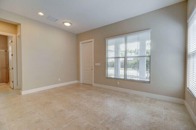 Foto del edificio - 13255 Alton Rd