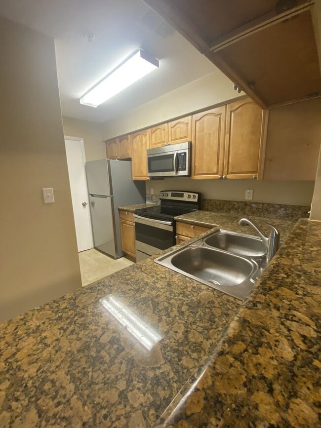 Building Photo - 2 Bed 2 Bath Condo with fireplace!!!