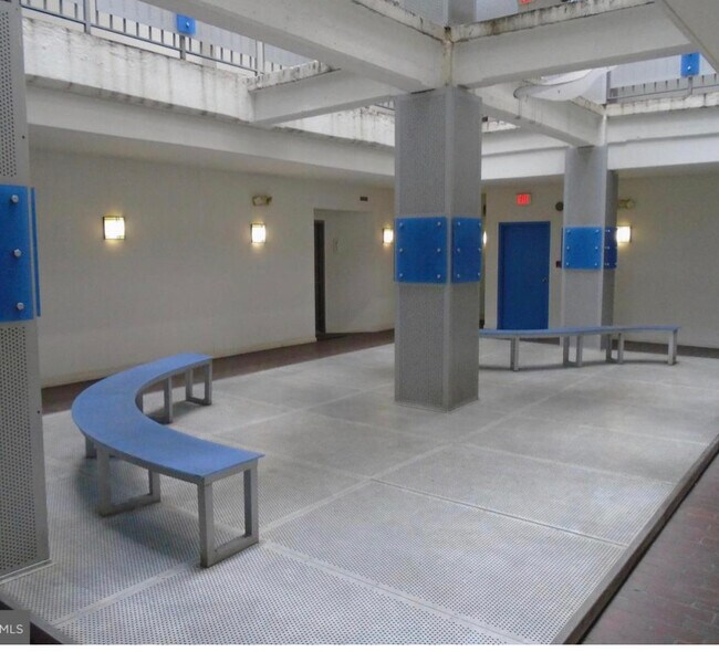 Atrio en Primer piso - 1011 Hunter St