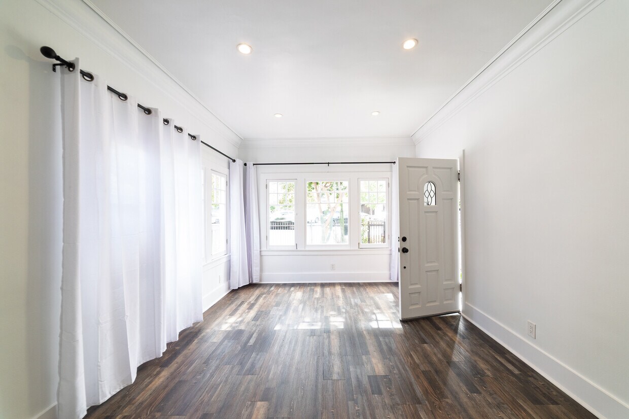 Foto principal - 321 Heliotrope Dr
