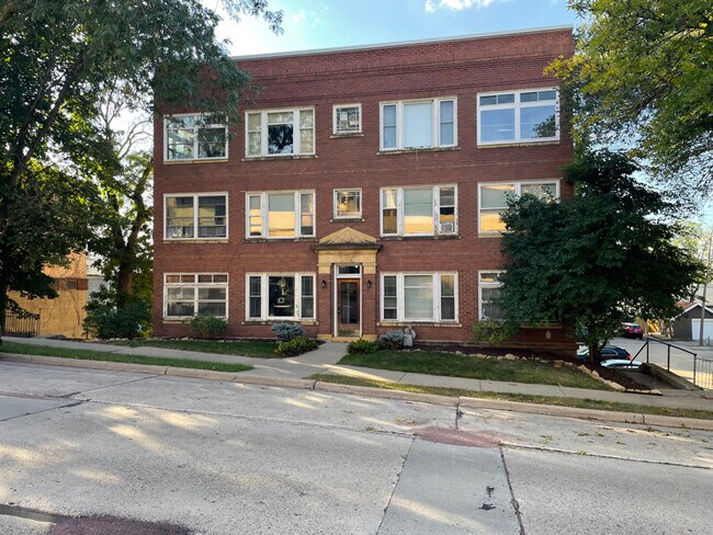 Building Photo - 418 S 4th St