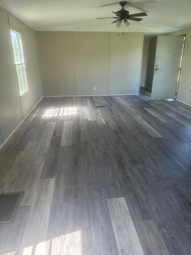 Building Photo - 3 bedroom, 2 bath single wide mobile home